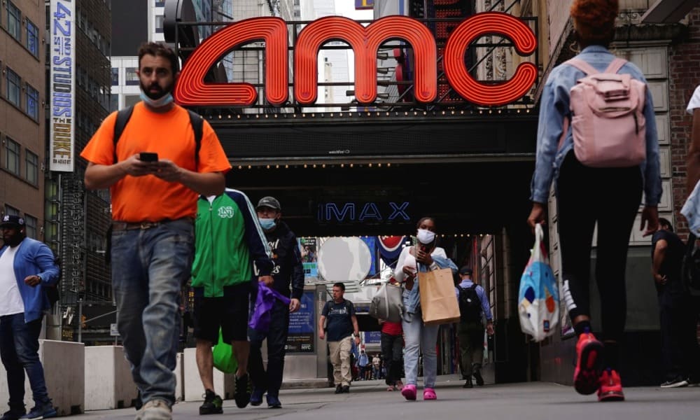 AMC aprovecha rally y vende acciones; cae 18% en bolsa