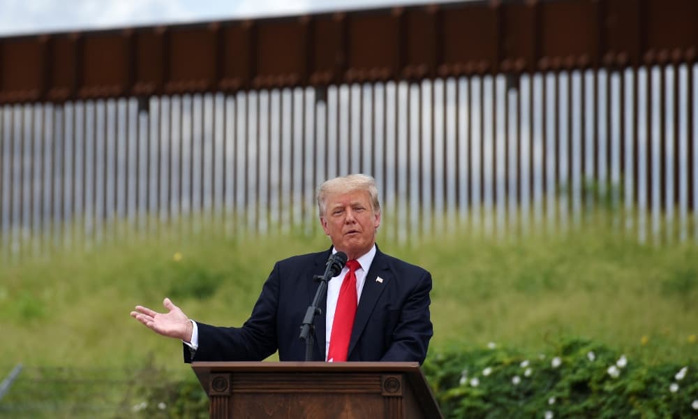 Trump busca ser el centro de atención en la frontera con ataques a las políticas de Biden