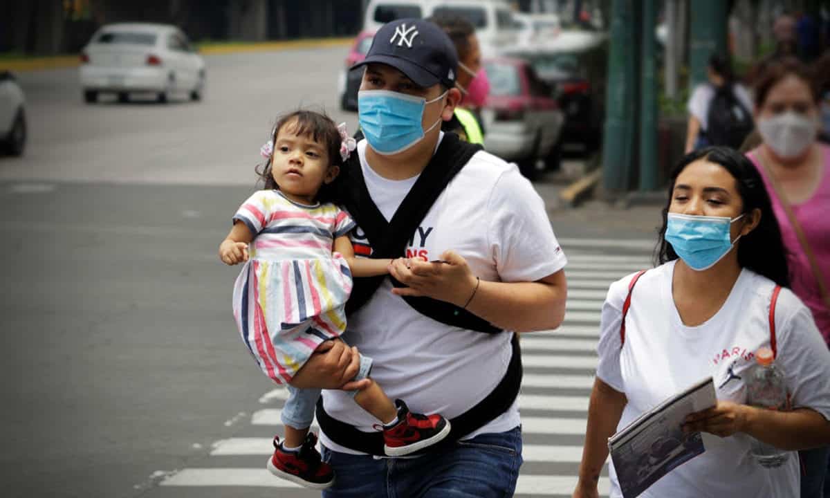 Pandemia reduce ingresos en 90% de los hogares en México; más familias caen al primer decil