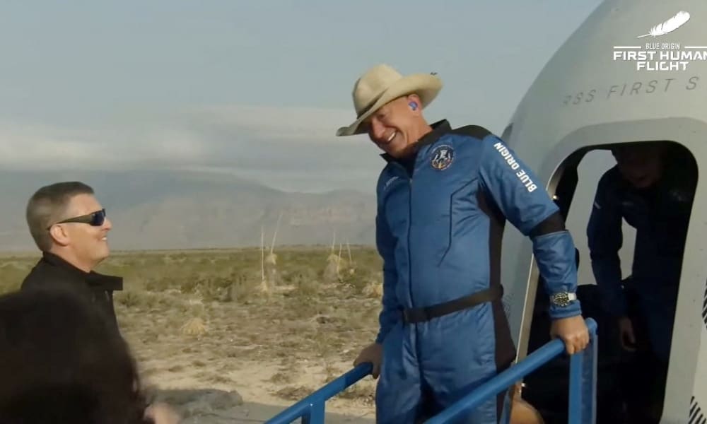 Jeff Bezos aterriza con éxito tras viaje al espacio en nave de Blue Origin