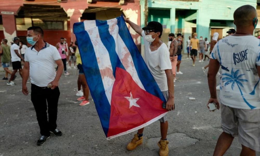 Cubanos salen a las calles en históricas manifestaciones
