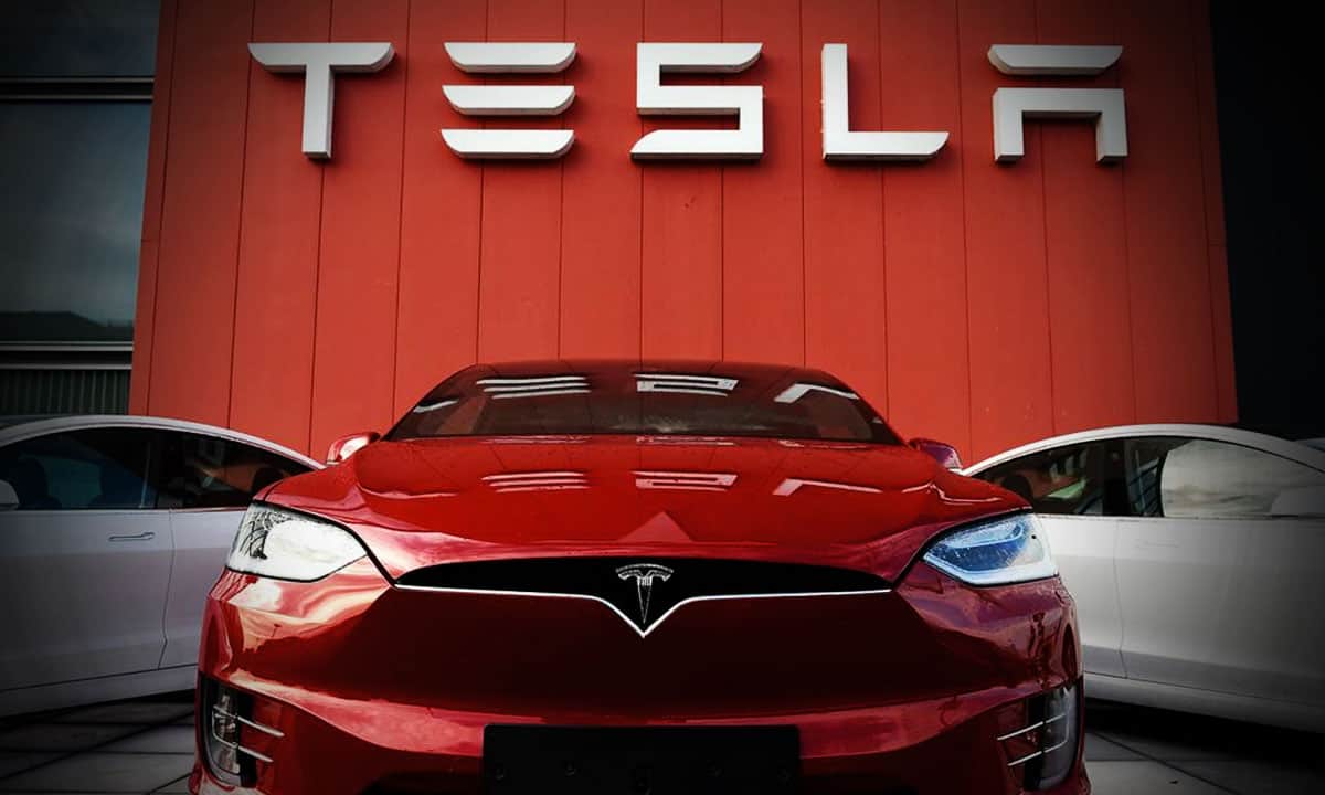 Acciones de Tesla repuntan tras entrega récord de 241,300 autos en el tercer trimestre