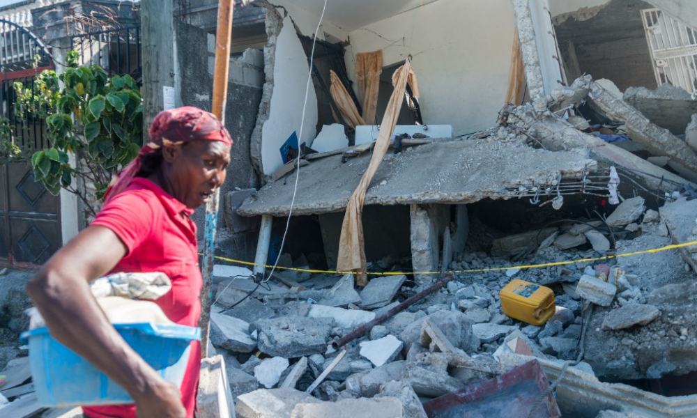 Haití reporta casi 1,300 muertos por terremoto; países envían ayuda humanitaria