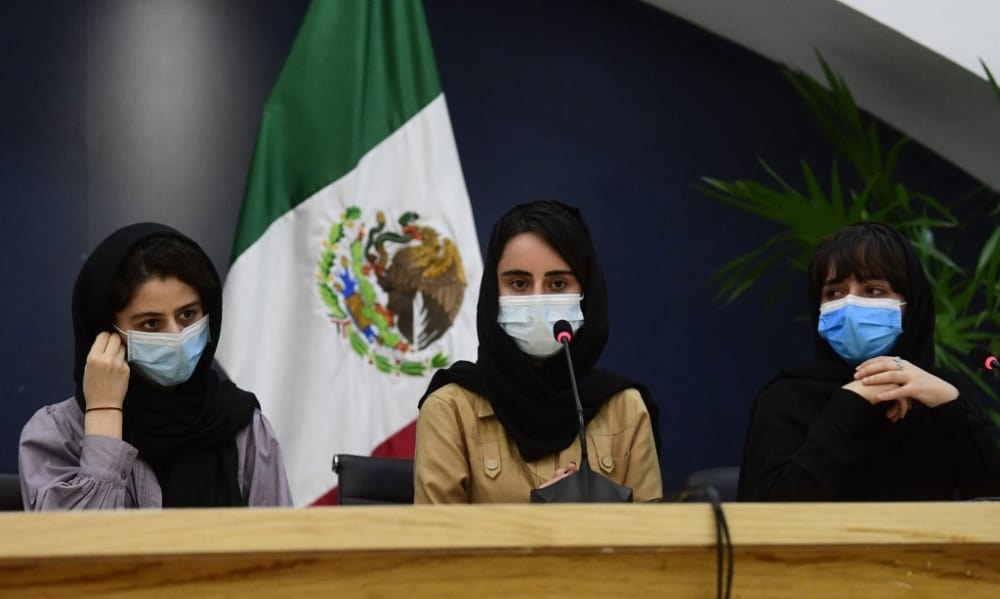 México recibe a primeras cinco refugiadas afganas y espera más evacuados