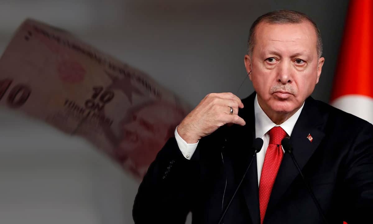 Lira turca se hunde casi 50% en tres años; golpea injerencia de Erdogan en banco central