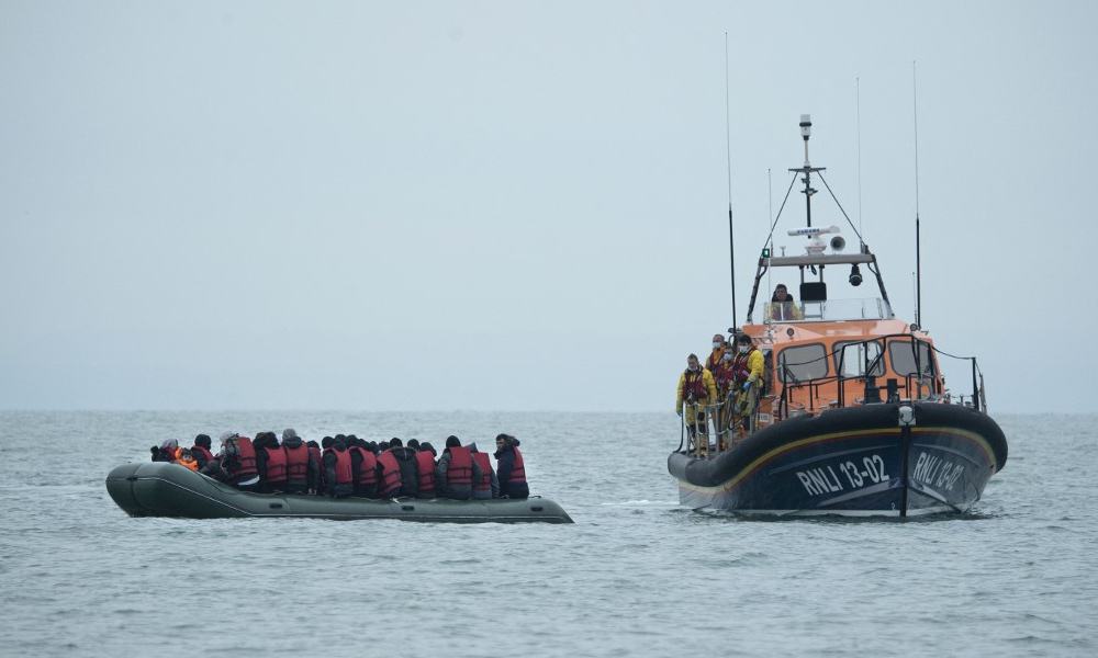 Francia y Reino Unido buscan evitar que se trafiquen migrantes en Canal de la Mancha tras la muerte de 27 personas