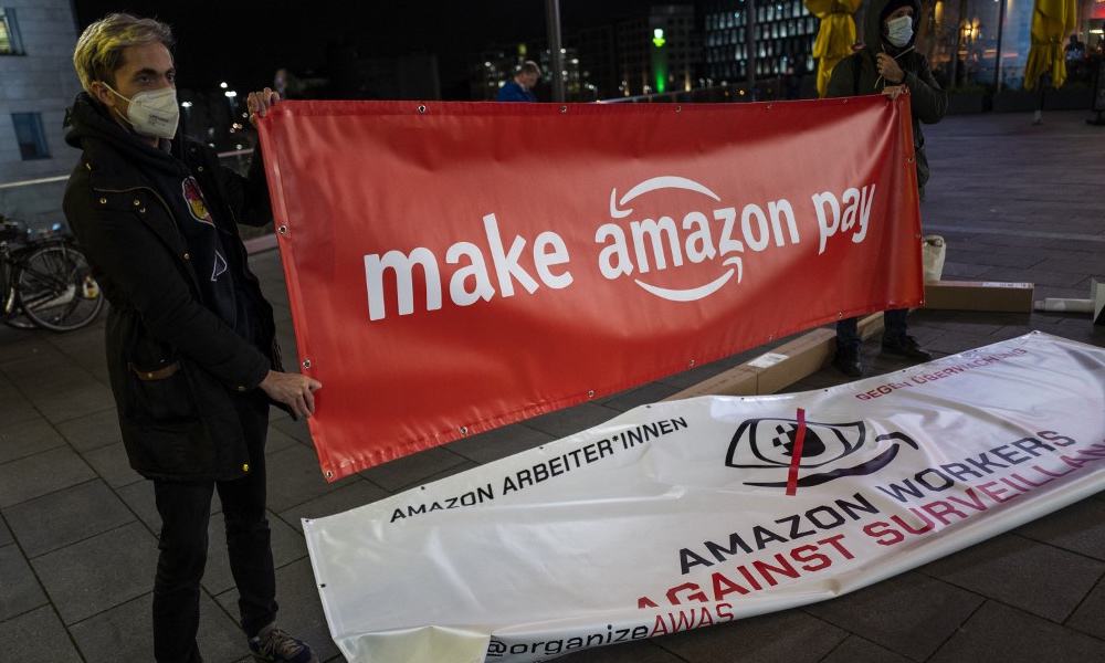 Activistas protestan contra el Black Friday de Amazon