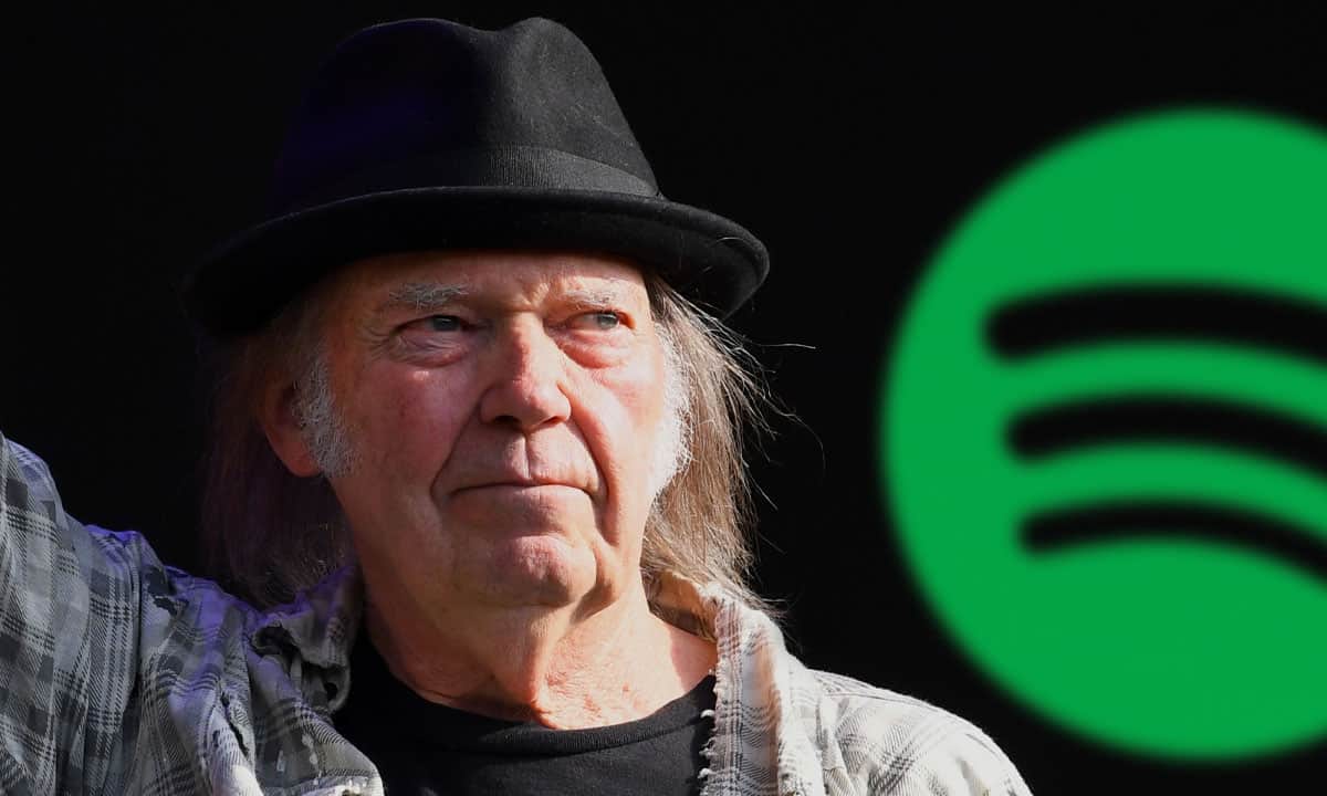 Neil Young pide a empleados que dejen Spotify; la empresa defiende al ‘polémico podcast’