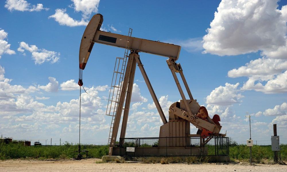 Petróleo cierra mixto tras los datos de los inventarios de crudo de EU