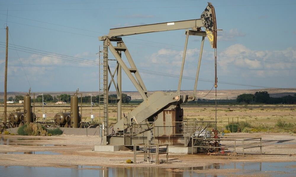 Petróleo cierra al alza; inventarios de crudo y gasolina de EU caen