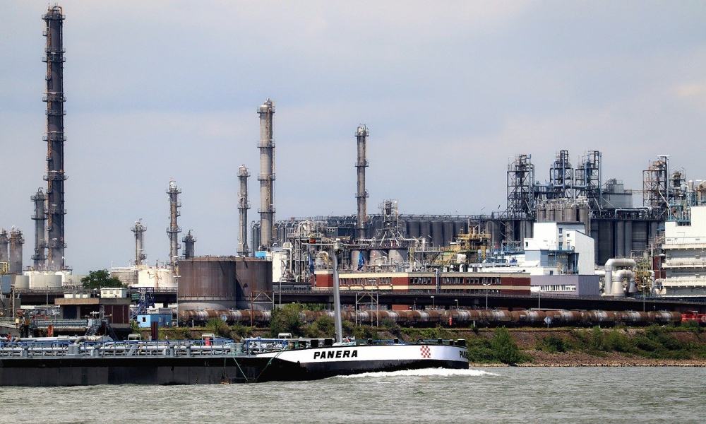Petróleo cierra mixto, a medida que prohibición del crudo ruso se estanca