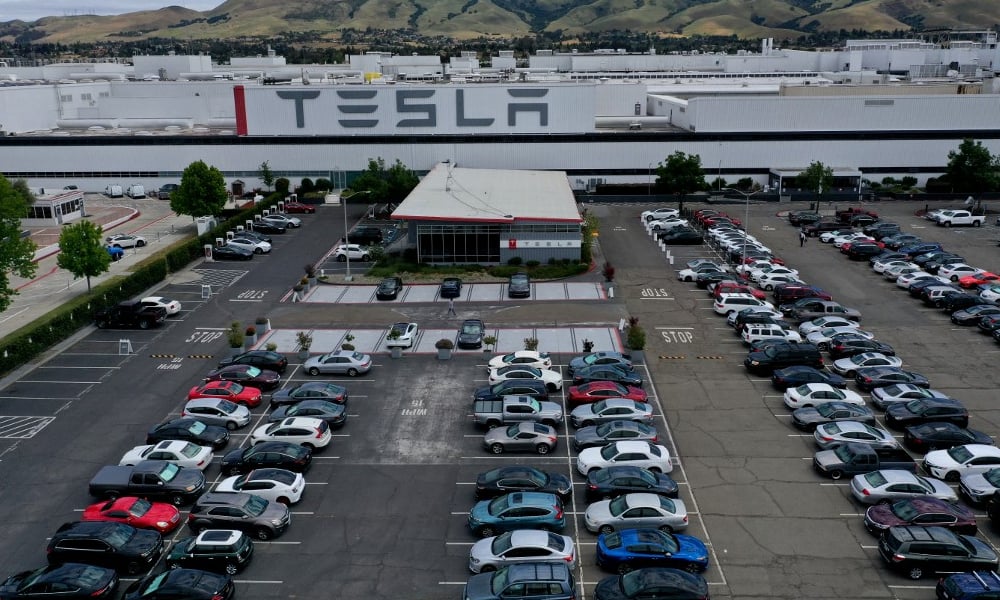 California acusa a Tesla de discriminación racial en fábrica de autos