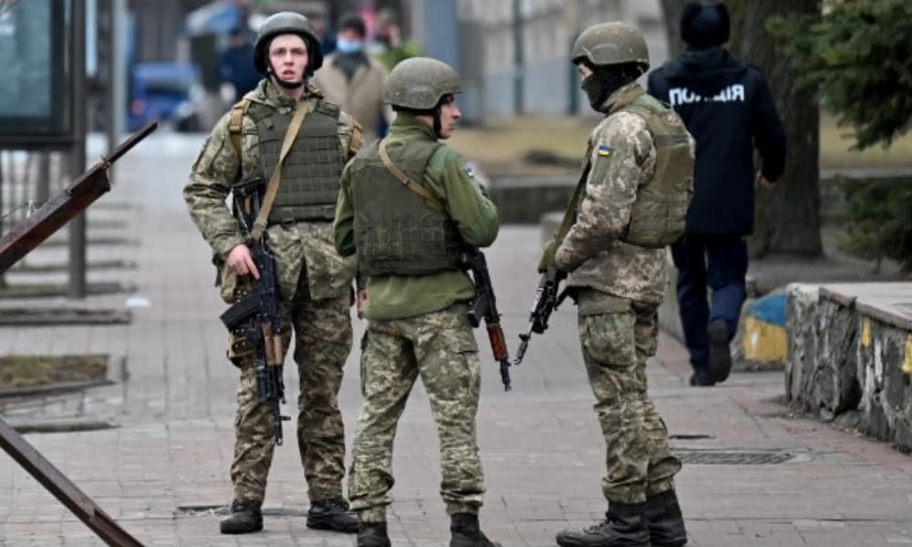 Sirenas de alerta de bombardeos suenan en Ucrania; Kiev declara toque de queda