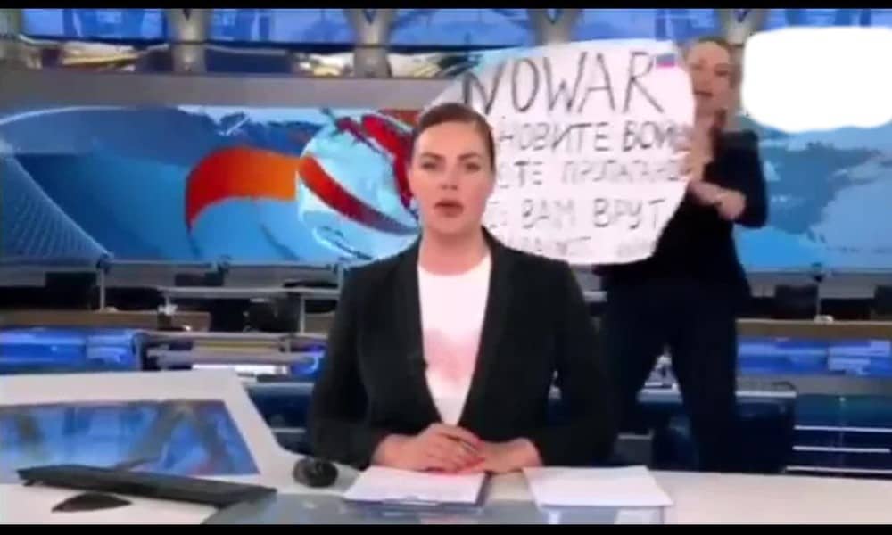 Tribunal ruso multa a empleada que protestó en TV
