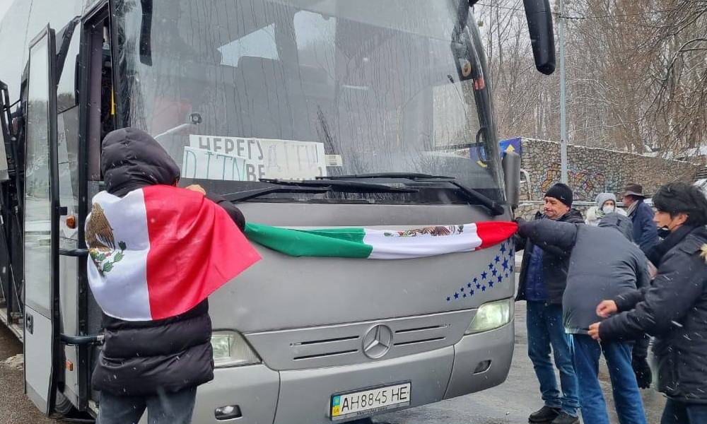 Mexicanos en Ucrania tardan hasta 48 horas para salir del país: embajador