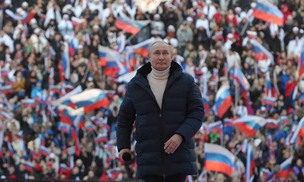 Putin defiende su guerra ante miles de rusos; pero se le corta la señal en vivo