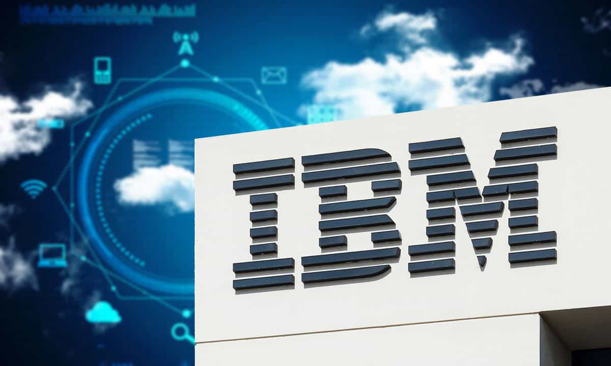 Acciones de IBM repuntan luego de superar estimaciones sobre el impulso de la nube híbrida en 1T22 