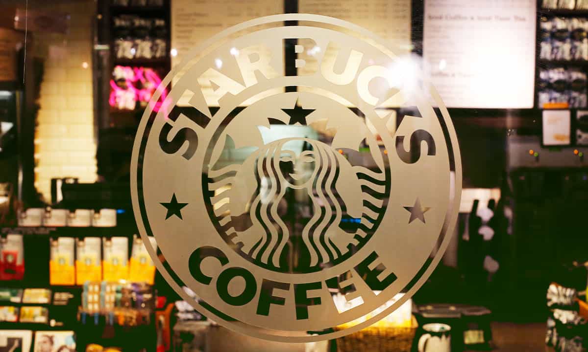 Starbucks no cumple con estimaciones de ventas ante restricciones por COVID en China