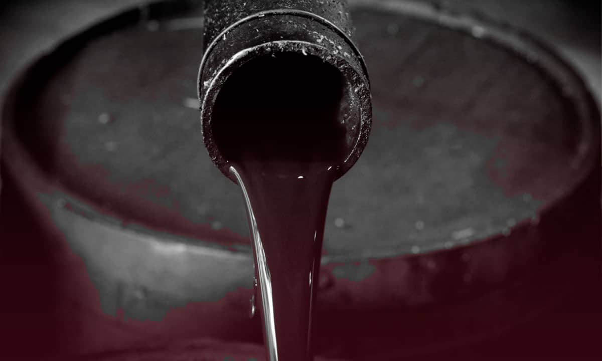 Petróleo cierra con jornada mixta tras liberación de barriles por parte de EU