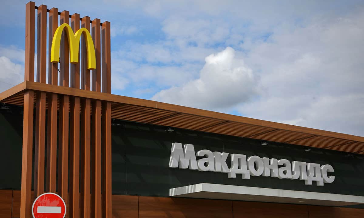 Rusos hacen fila para comprar su “última” Big Mac ante salida de McDonald’s