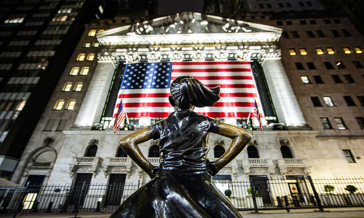 Wall Street se mantiene fuerte pese a presiones por política monetaria más estricta