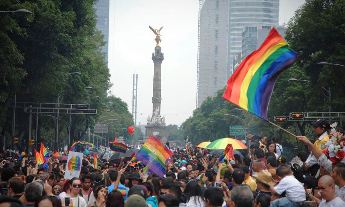 En México, solo 4.6% de la comunidad LGBT+ ocupa cargos directivos o jefaturas: Inegi