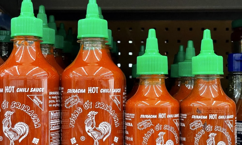 Escasez de chile suspende producción de salsa Sriracha