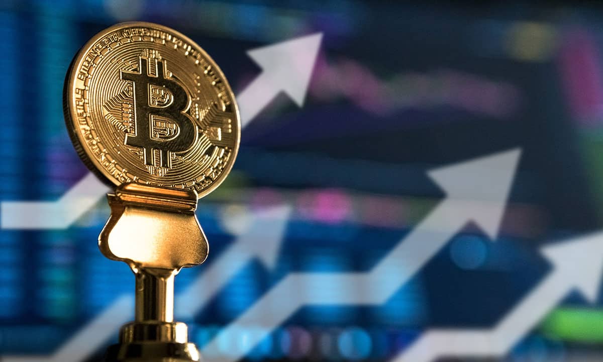 Bitcoin gana más de 10% y rompe la barrera de los 23,000 dólares tras desplome