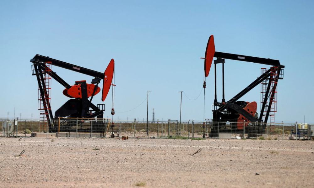 Petróleo cierra con ganancia semanal, mientras persisten las señales de desaceleración de la demanda 