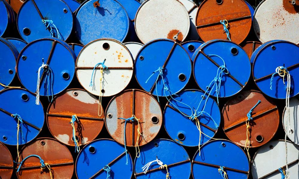 Petróleo cede ganancias luego de informarse una caída en los suministros de crudo