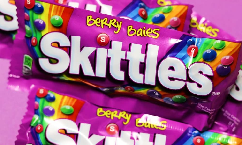Mars, fabricante de Skittles, recibe demanda en EU por ingrediente tóxico