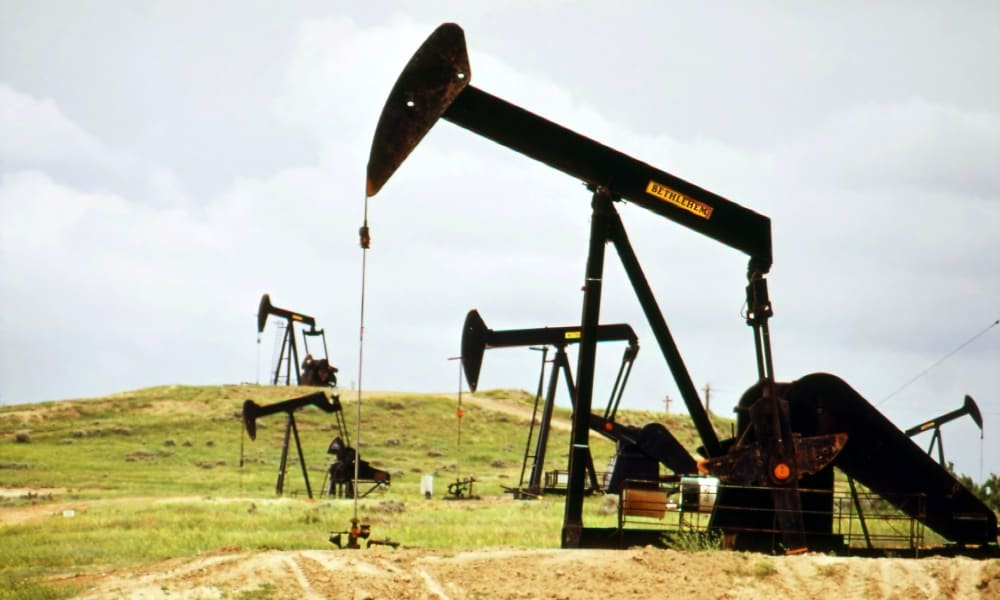 Petróleo inicia la semana con caídas, mientras que el gas natural sube a máximo de 14 años