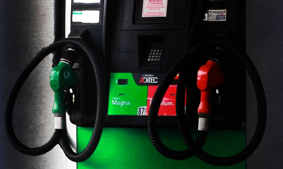 Hacienda aumenta estímulo fiscal a la gasolina Magna; lo baja a Premium