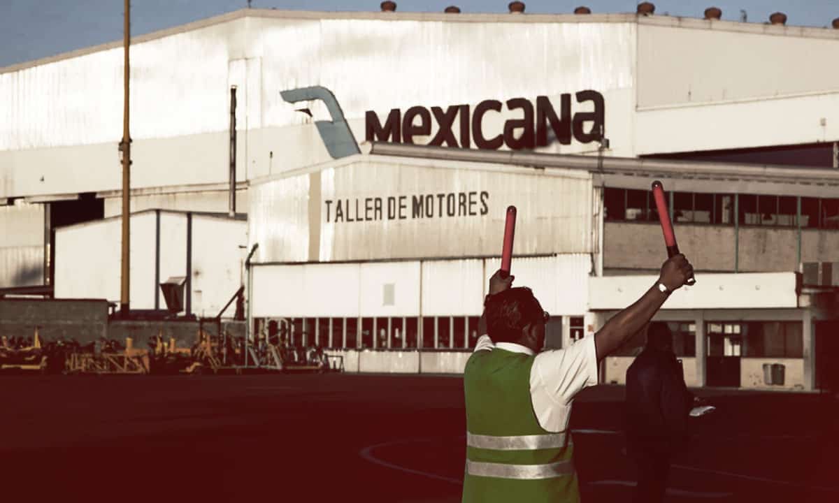 Autoridades federales desalojan a extrabajadores de Mexicana del AICM