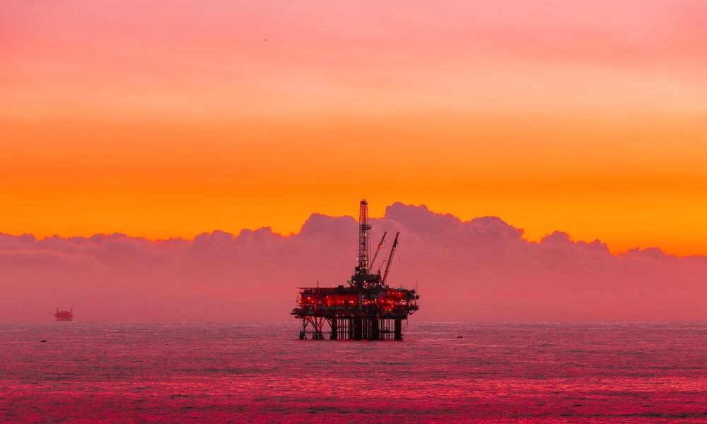 Petróleo sube cerca de 3% tras decisión de la OPEP+ sobre reducción de crudo