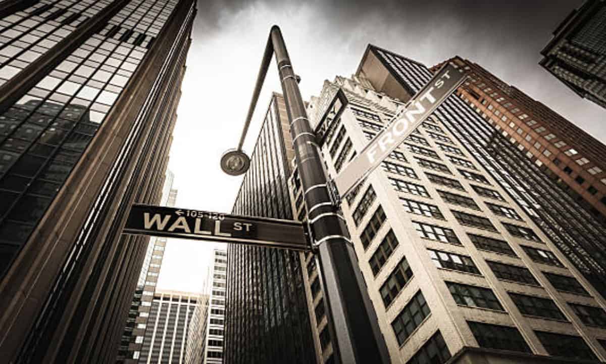 Wall Street extiende racha en verde; se espera alza de tasa de interés de la Fed más laxa