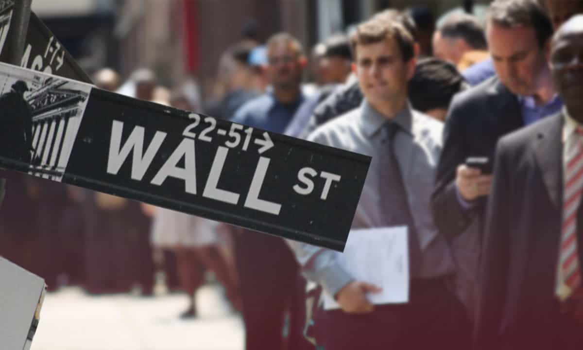 Pese a caída en la jornada, Wall Street concluye semana en verde