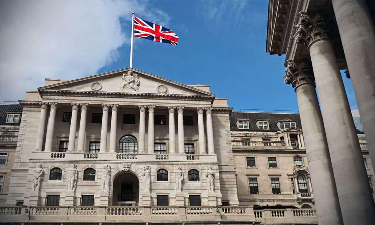 Banco de Inglaterra ‘sigue’ a la Fed y eleva tasa de interés en 75 pb, su mayor alza en 33 años