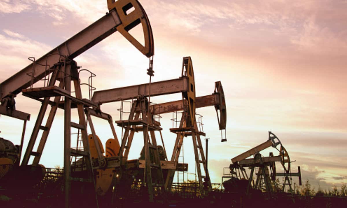 Petróleo cierra en su nivel más bajo desde finales de septiembre; WTI cae 10% en la semana
