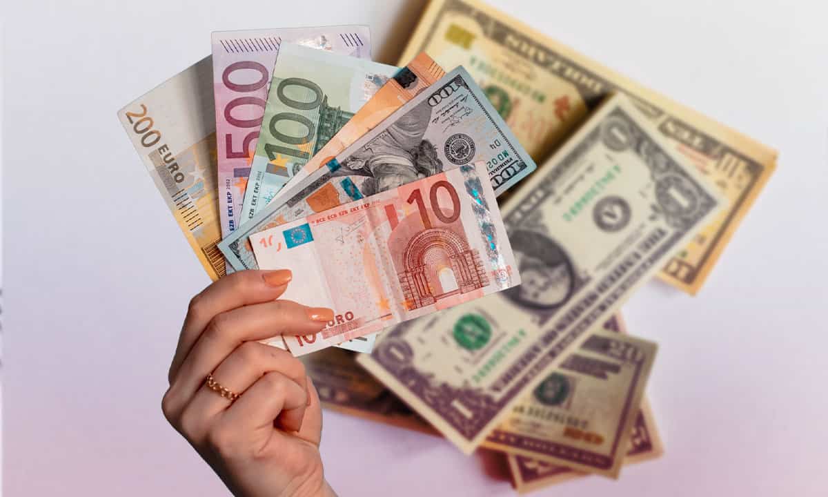 ¿Por qué el dólar superó el valor del euro en 2022?