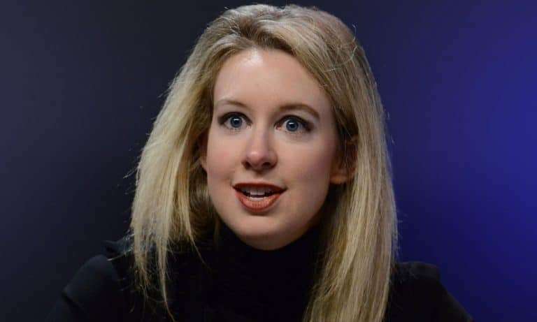 Elizabeth Holmes, de Theranos, niega que pretenda huir de Estados Unidos