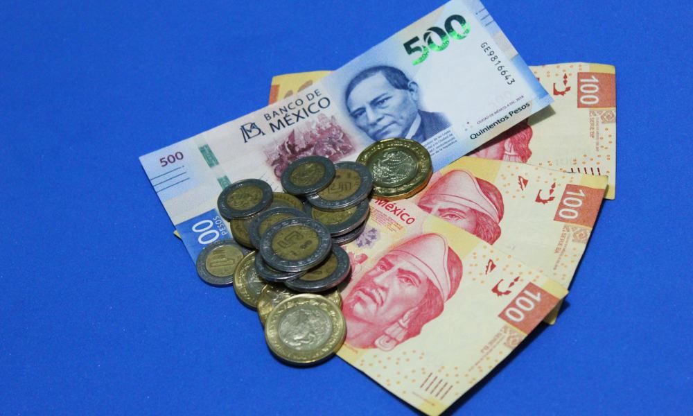 Tipo de cambio cierra en 18.94 pesos por dólar, su mejor nivel en tres años