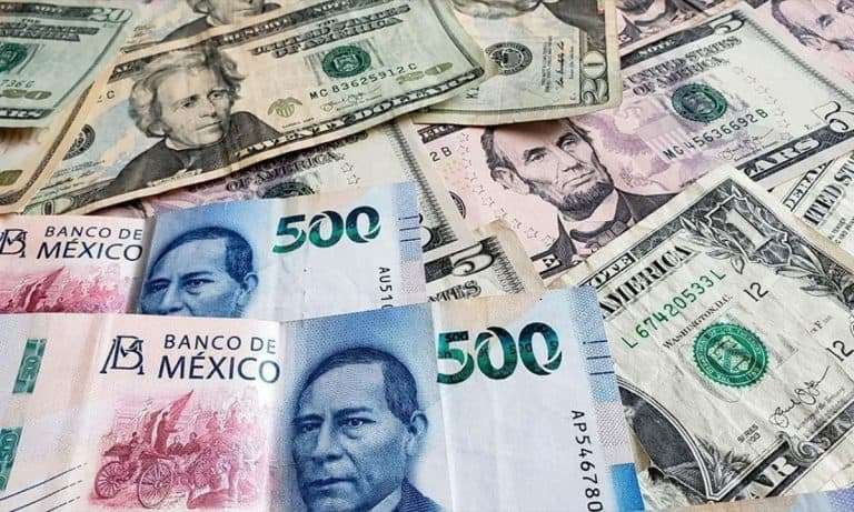 Peso cierra con ligera caída de 0.07%, en camino de su mejor mes en más de un año