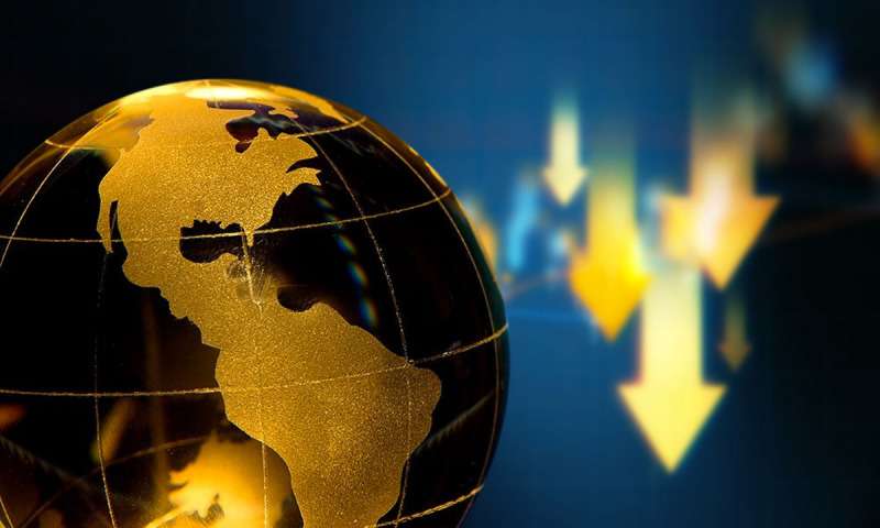 Especialistas esperan una recesión mundial este 2023, revela encuesta del FMI