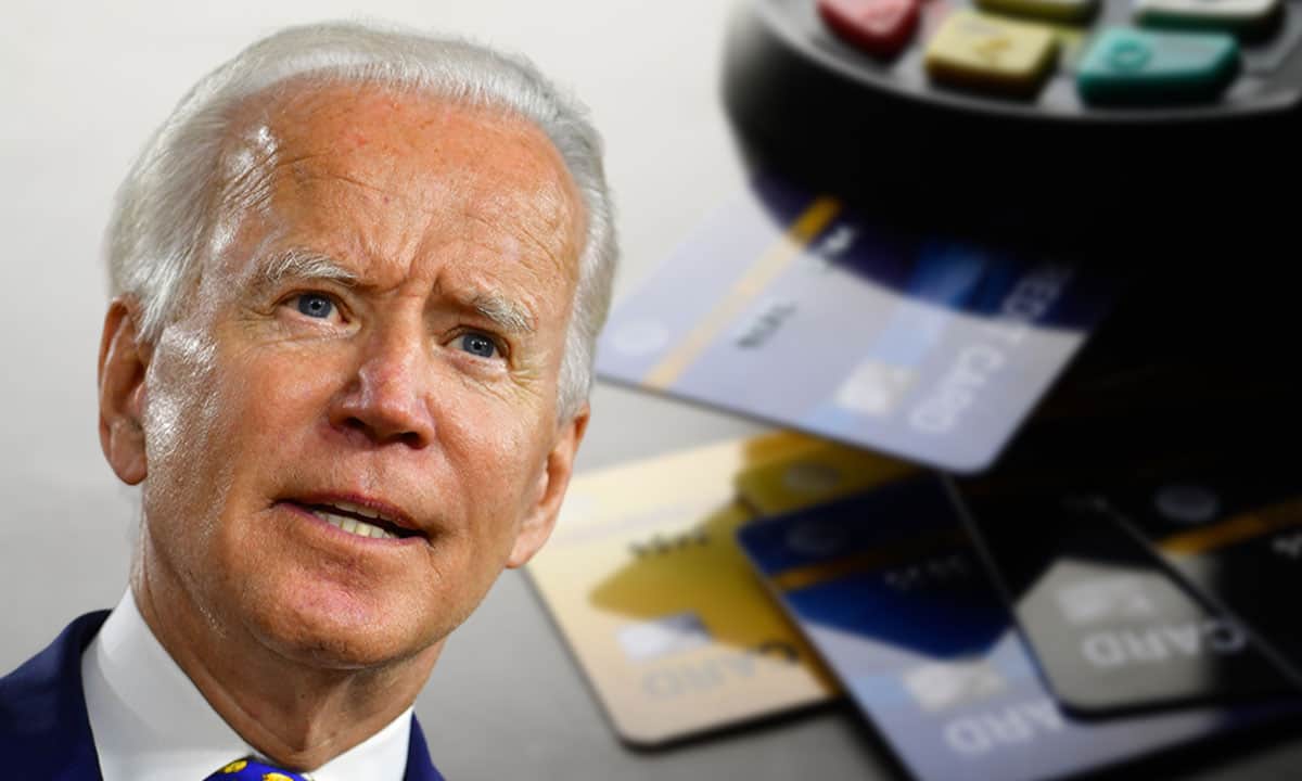 Biden busca reducir comisiones en tarjetas de crédito y cargos en apps