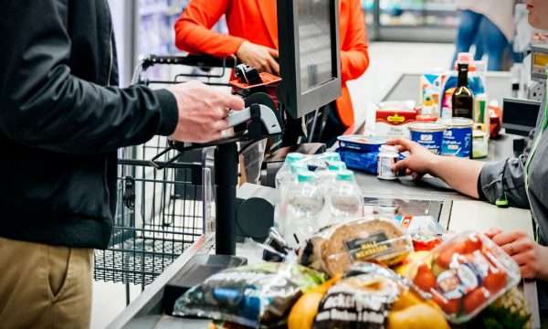 Optimismo del consumidor sigue avanzando en enero, pero con la inflación como obstáculo