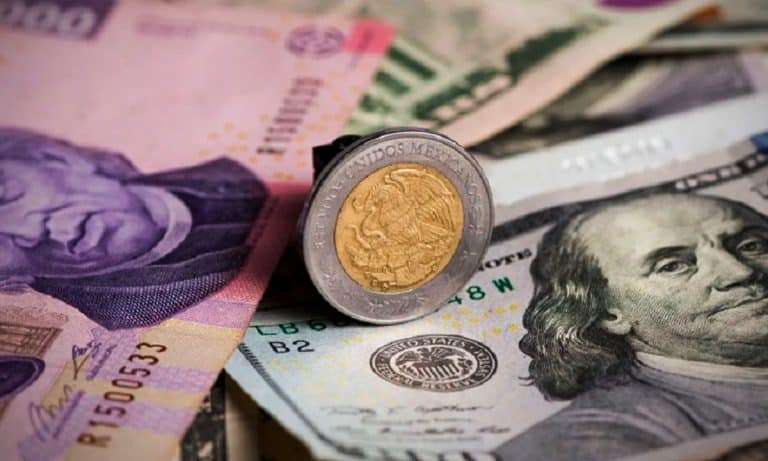 Peso cierra jornada con ganancias mientras las minutas de la Fed se inclinan hacia más alzas 