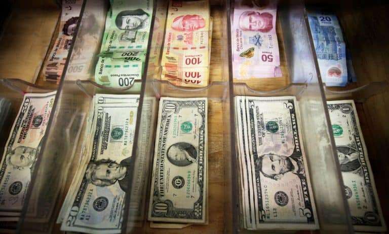 Peso se aprecia este jueves tras alza de 50 pb a la tasa de interés por parte de Banxico