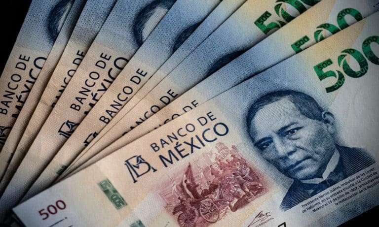 Peso ‘da un respiro’ a racha ganadora; cierra en 18.59 unidades por dólar