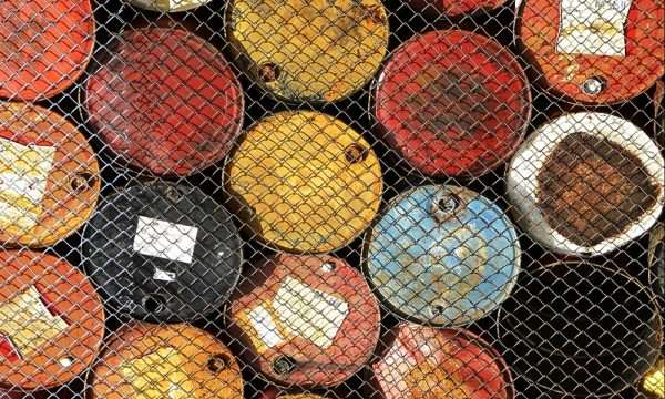 Petróleo WTI termina en su precio más bajo en tres semanas tras informe de la EIA